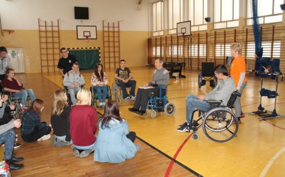 Pomagamy osobom niepełnosprawnym – szkolenie klas wojskowych