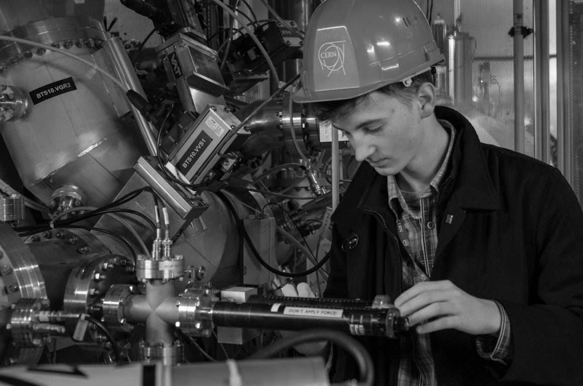 Uczeń Tomasz Wojnar odbył praktyki w Naukowym Ośrodku Badań Jądrowych CERN pod Genewą