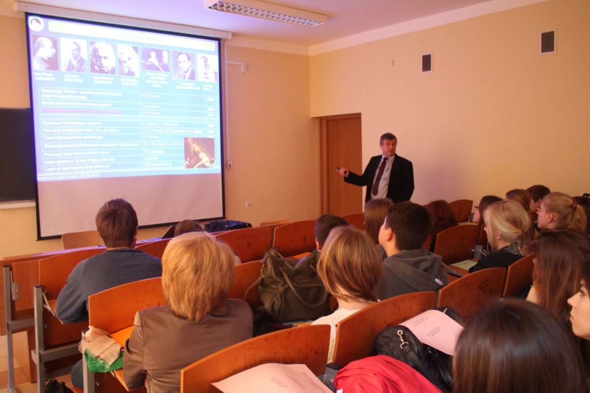 Uczniowie klasy matematyczno-geograficznej na Uniwersytecie Pedagogicznym w Krakowie