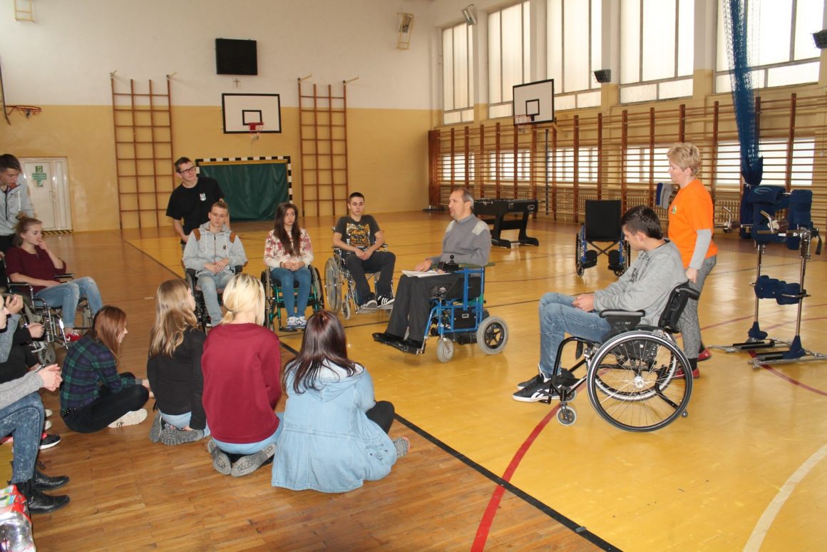 Pomagamy osobom niepełnosprawnym – szkolenie klas wojskowych
