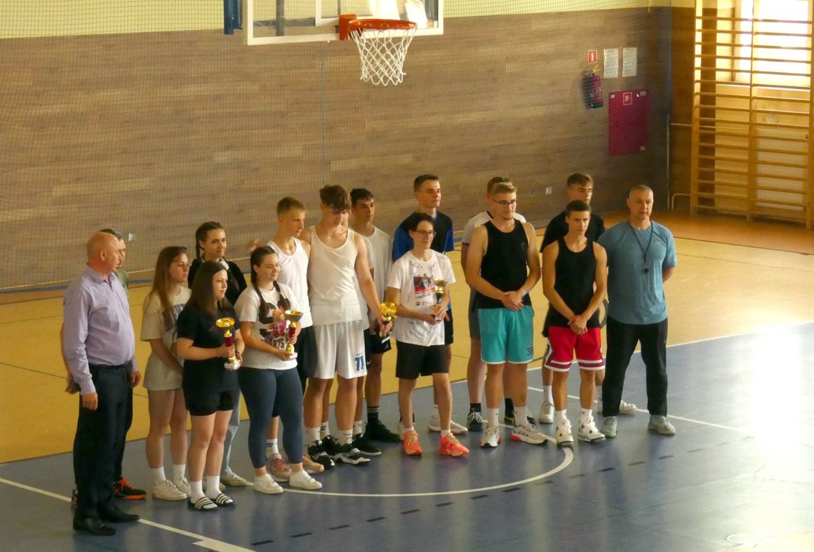 Wewnątrz szkolne zawody koszykówki 2×2 dziewcząt i chłopców
